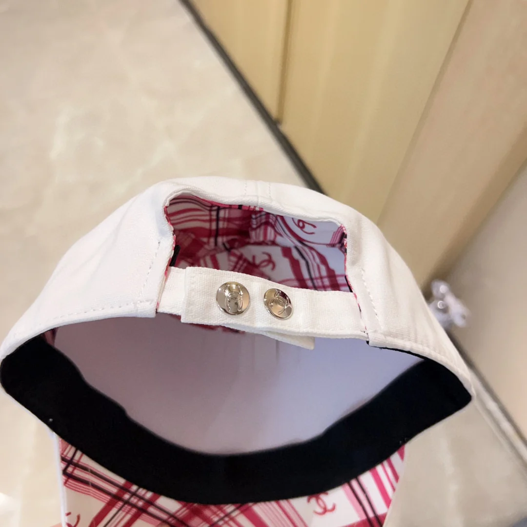 Новинка сезона весна/лето 2023 от Chanel - бейсболка с вышивкой - белая.