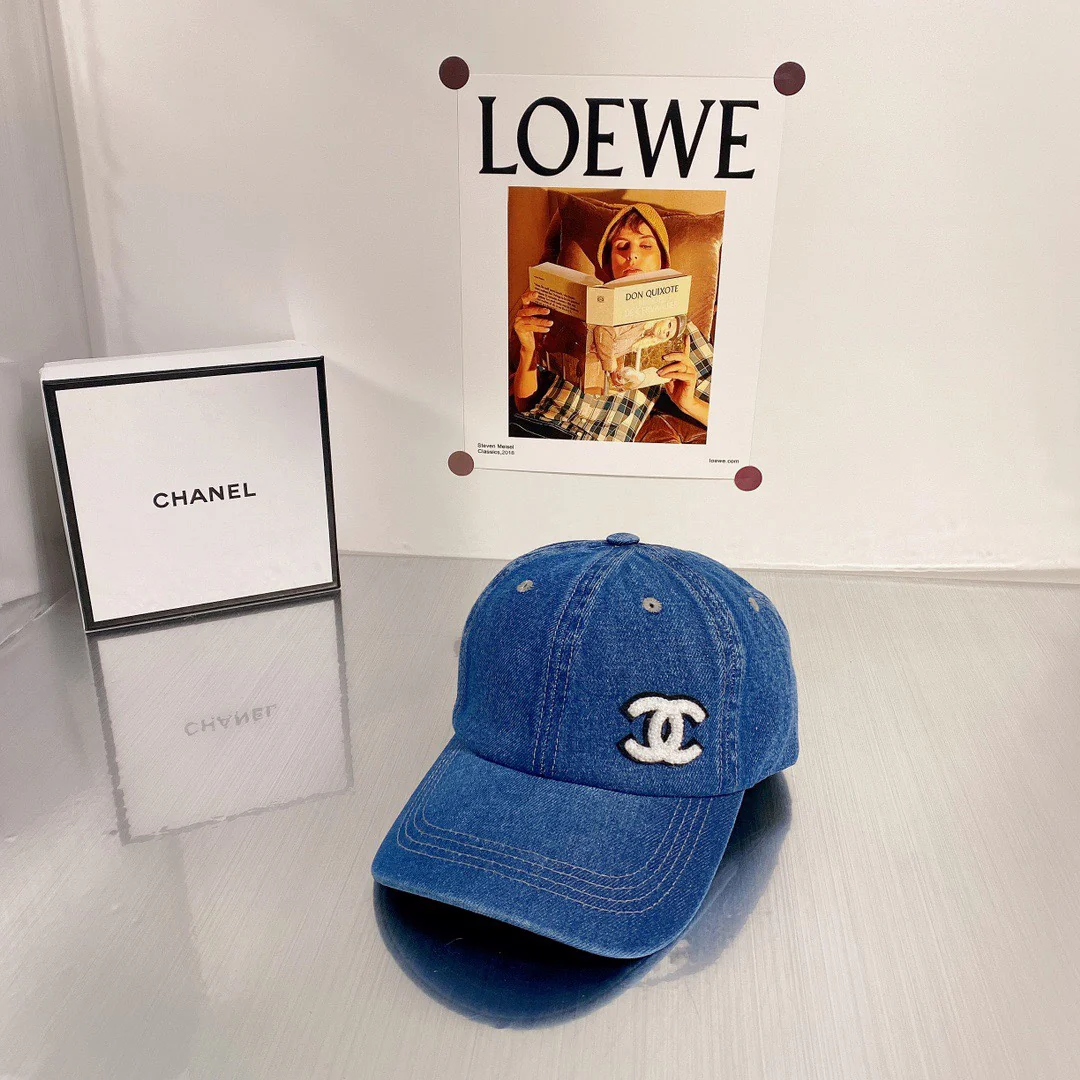 Новинка 2022 года от Chanel - ковбойская кепка с утиным клювом.