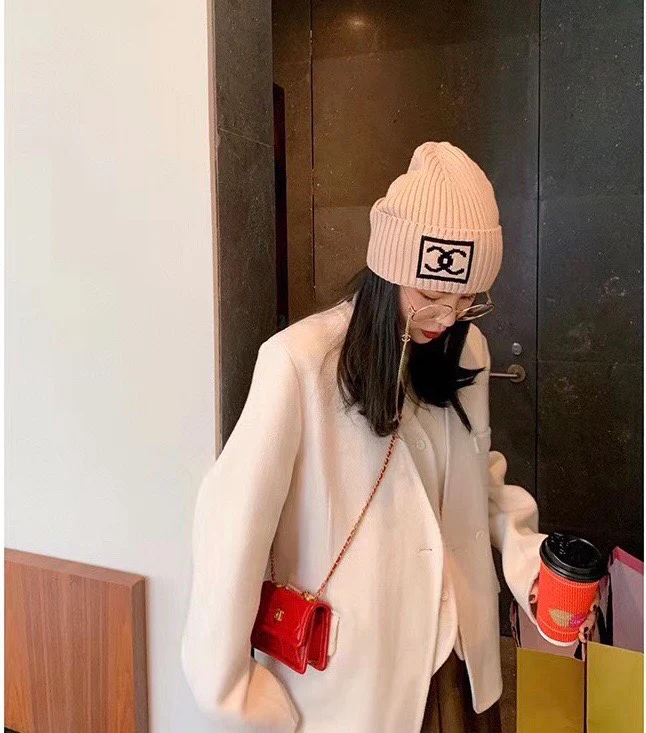 Шапка Chanel - фото образа