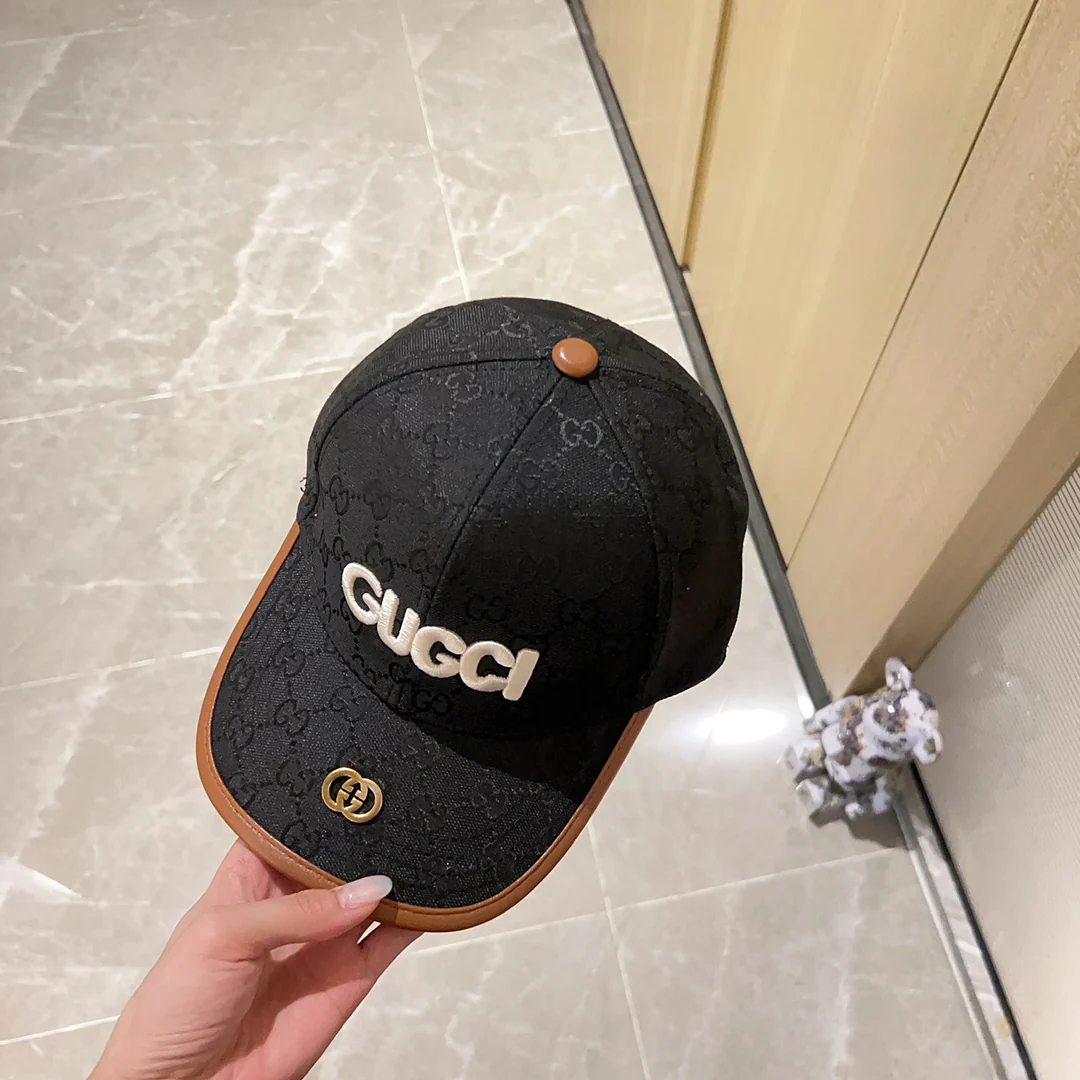 Новинка сезона весна/лето 2023 от Gucci - бейсболка с монограммой - черная.