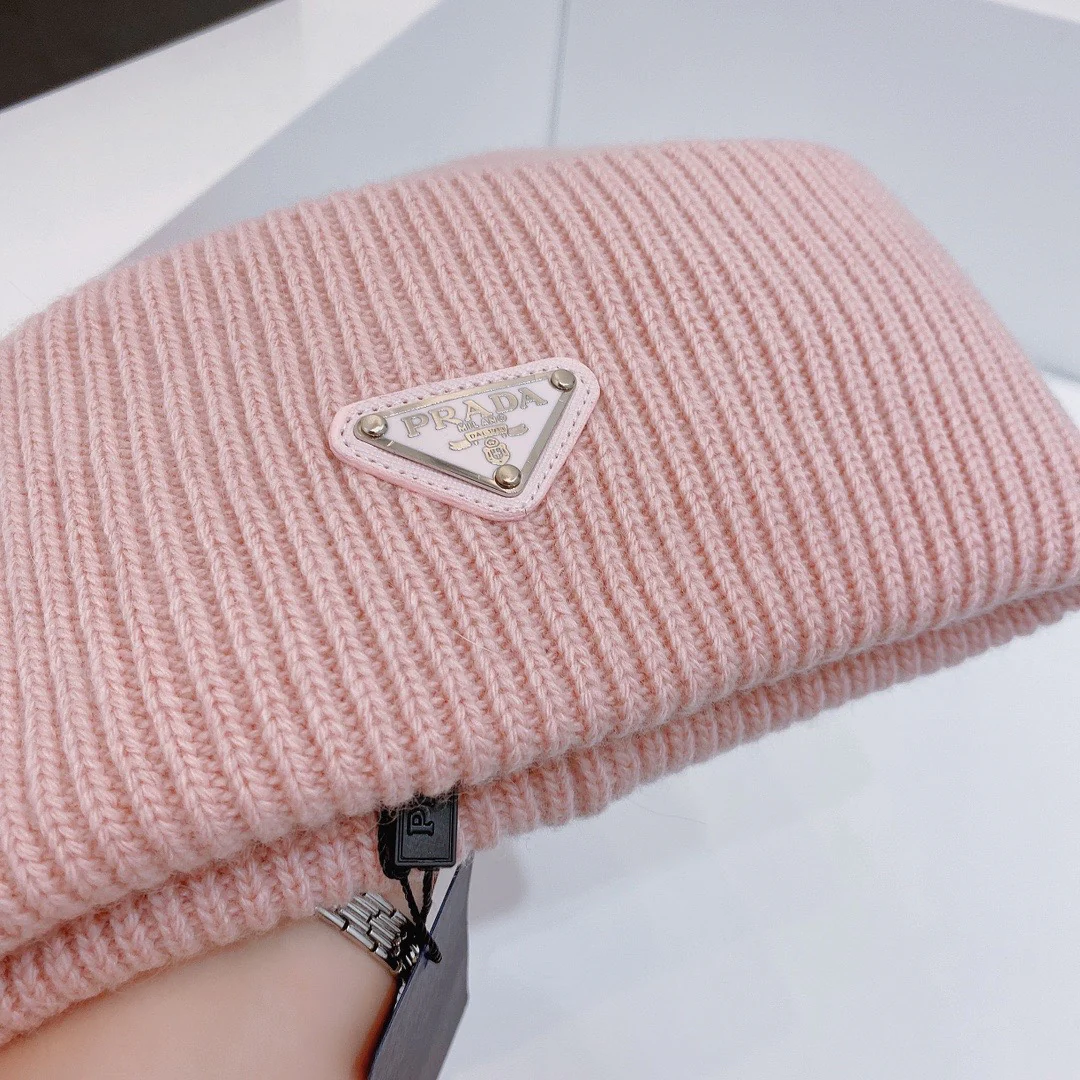 Новинка сезона осень/зима 2023 от Prada - шерстяная вязаная шапка-бини - розовая.