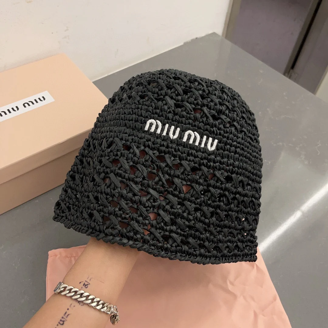 Новинка сезона весна/лето 2023 от Miu Miu - Вязаная крючком рыбацкая шапка - Черная