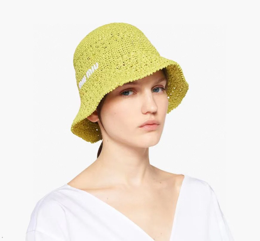 Новинка весны/лета Miu Miu 2023 — Вязаная крючком рыбацкая шапка — желтая