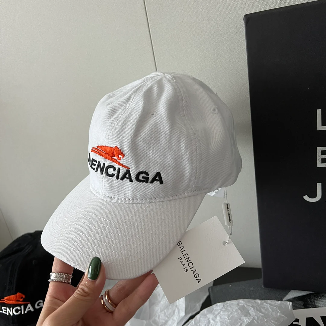 Balenciaga - Новая бейсболка с вышивкой