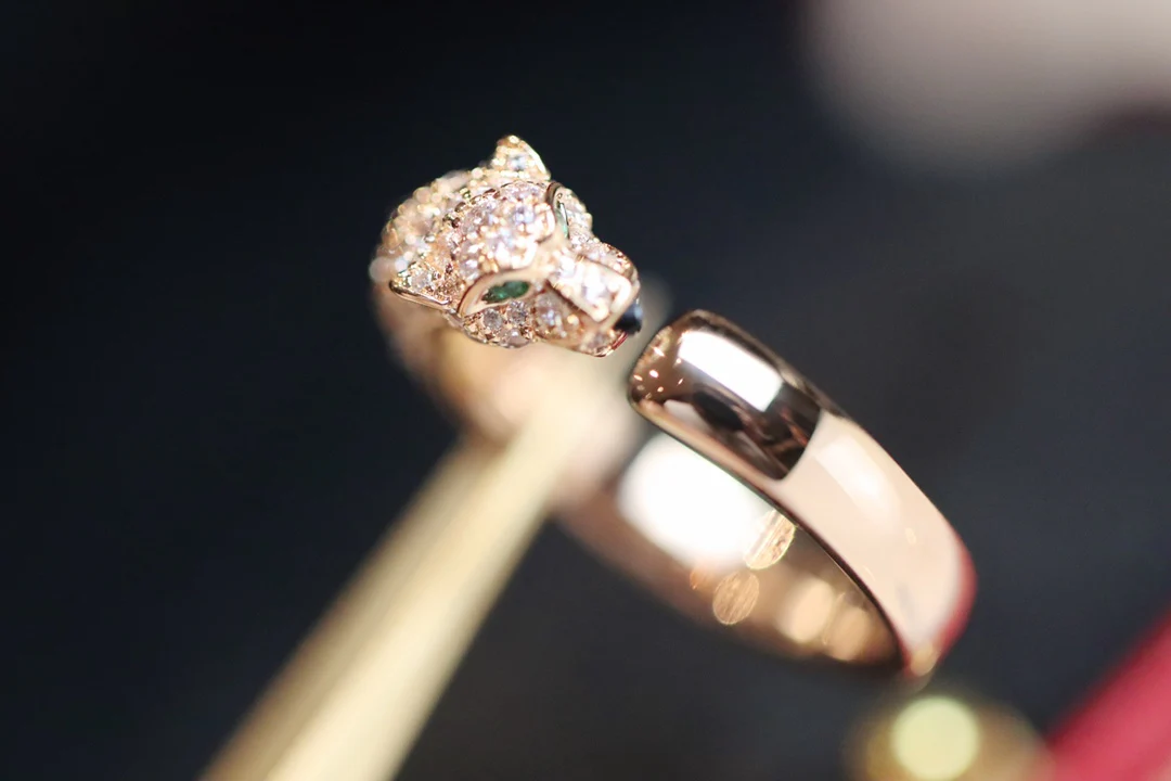 Коллекция Cartier Panther - Розовое золото с полубриллиантами и изумрудами