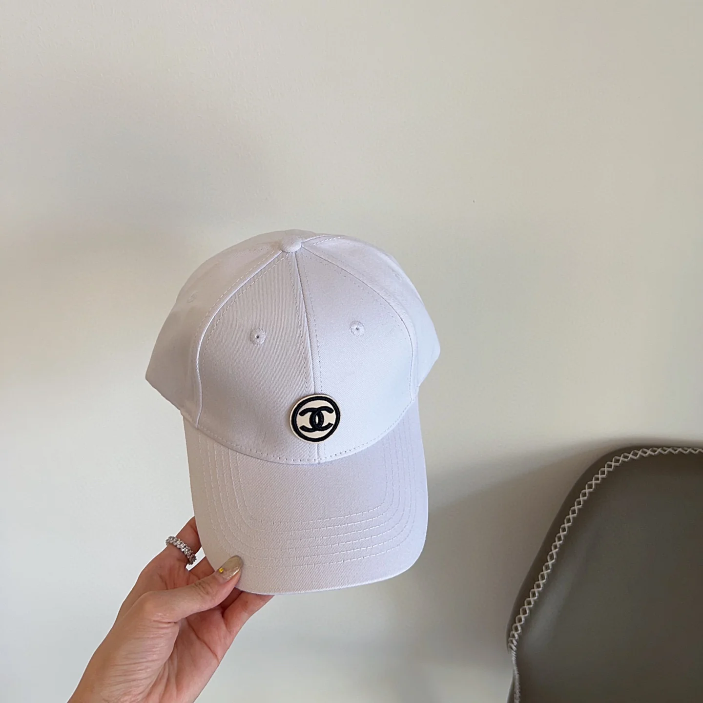 Chanel - Минималистичная бейсболка - Белая