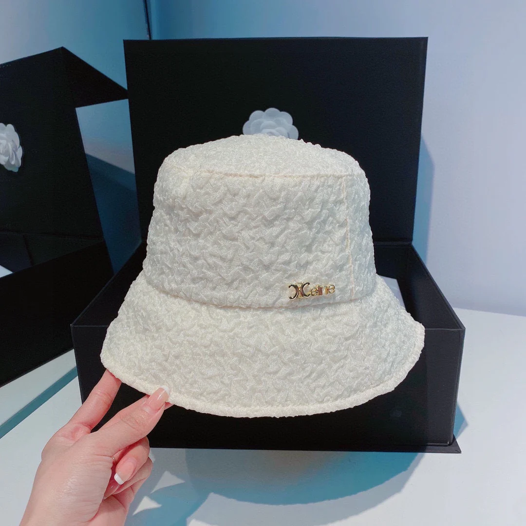 Новинка Celine 2022 года - стильная рыбацкая шляпа для весны/лета.