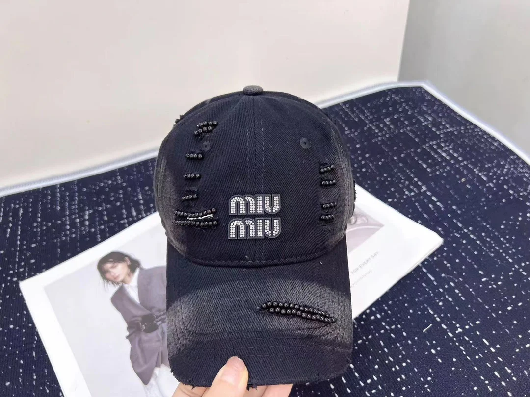 Miu Miu - Новая прочная бейсболка с перламутровой отделкой, сшитая вручную.