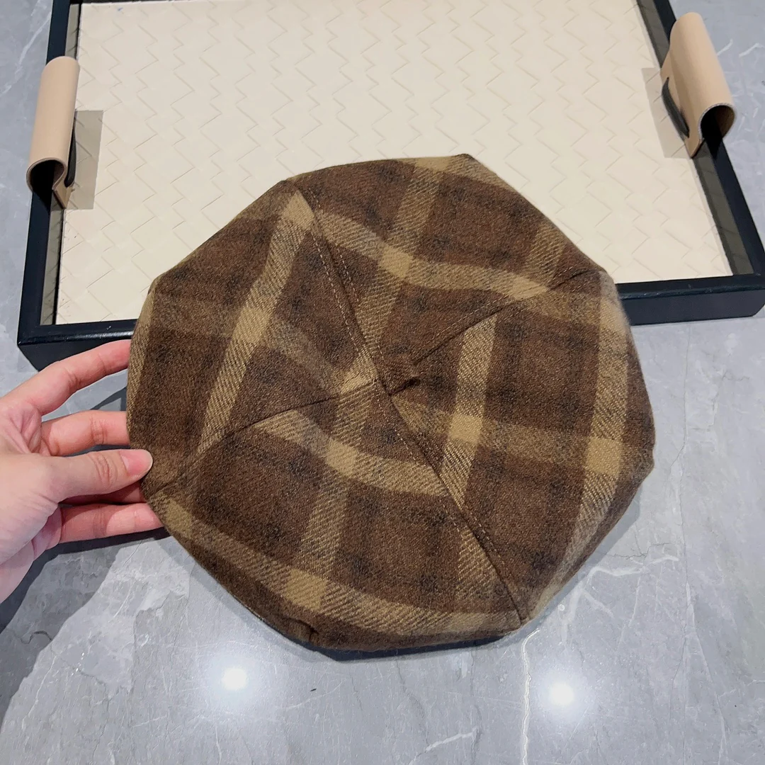 Восьмиугольный клетчатый берет Burberry - коричневый