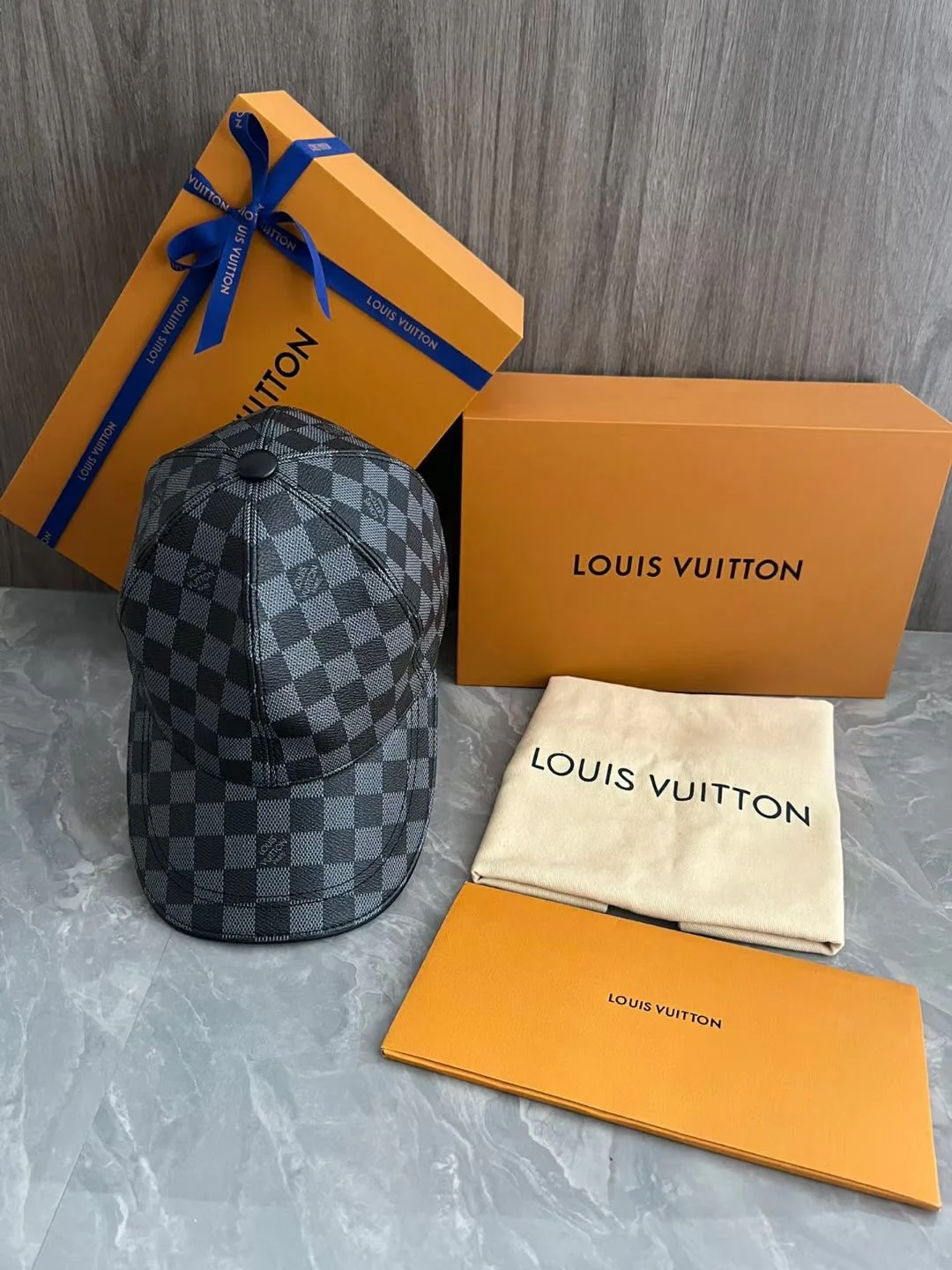 Классическая кожаная бейсболка LV в клетку - черная