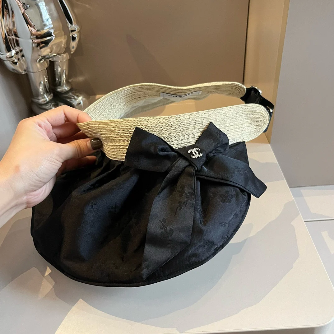 Солнцезащитная шляпа Chanel из атласа с перламутровым блеском - черная