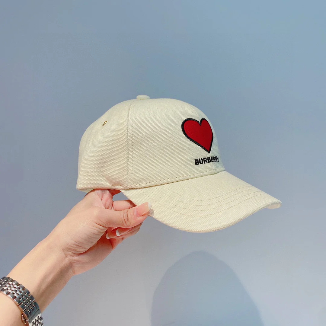 Burberry - Бейсболка с вышитым сердцем