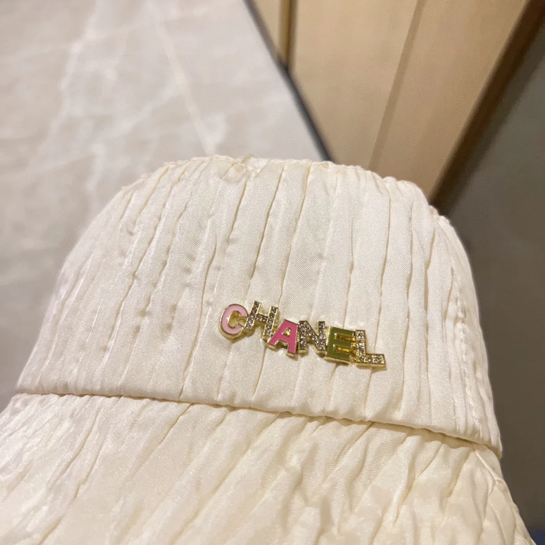 Новинка сезона весна/лето 2023 от Chanel - Мятая рыбацкая шляпа - Белая