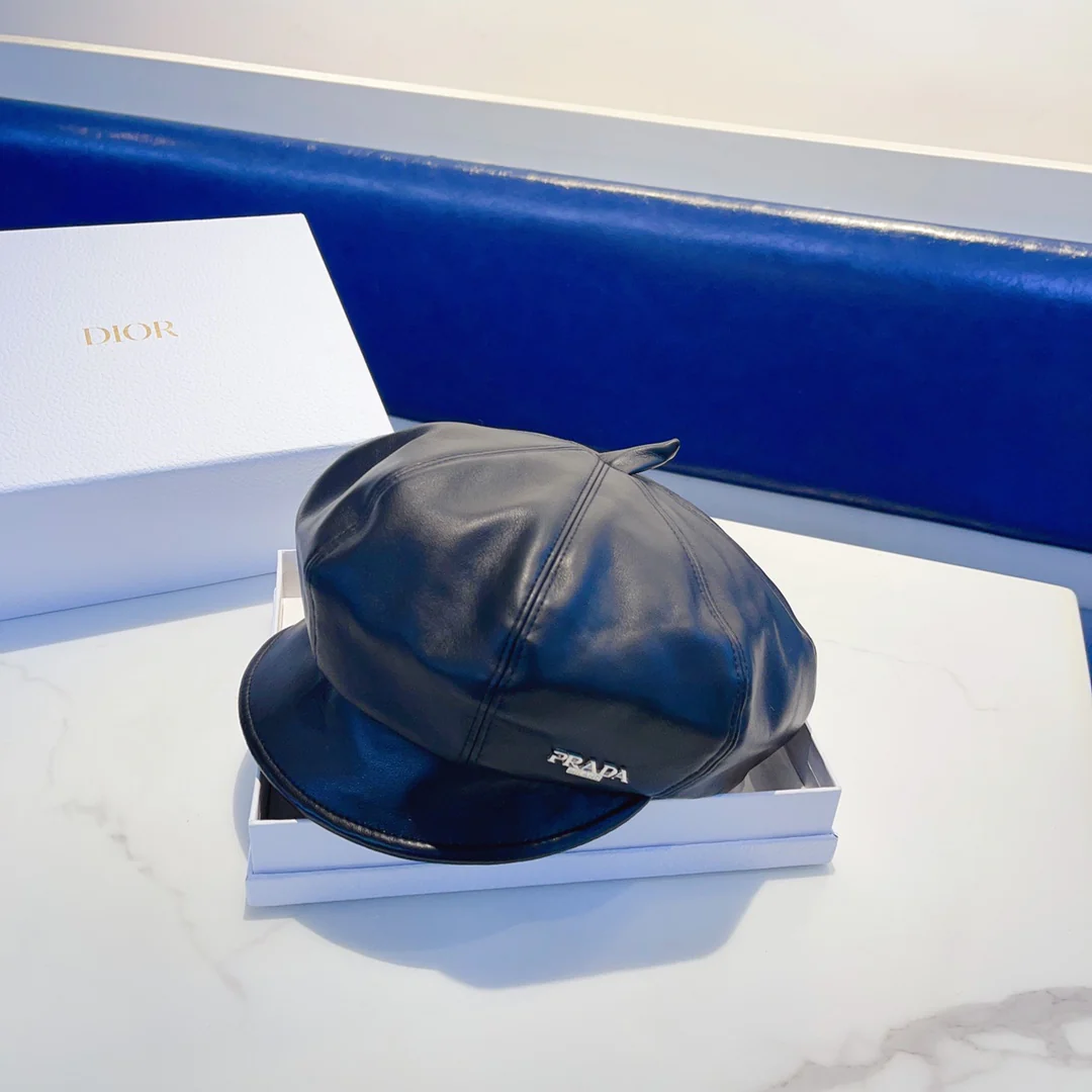 Кожаный берет Prada - черный