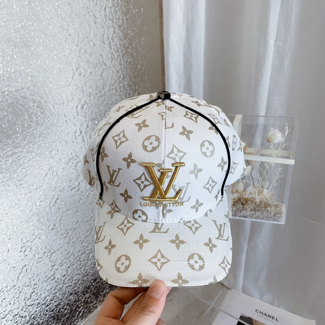 Новинка LV 2022 — бейсболка с принтом и вышивкой.