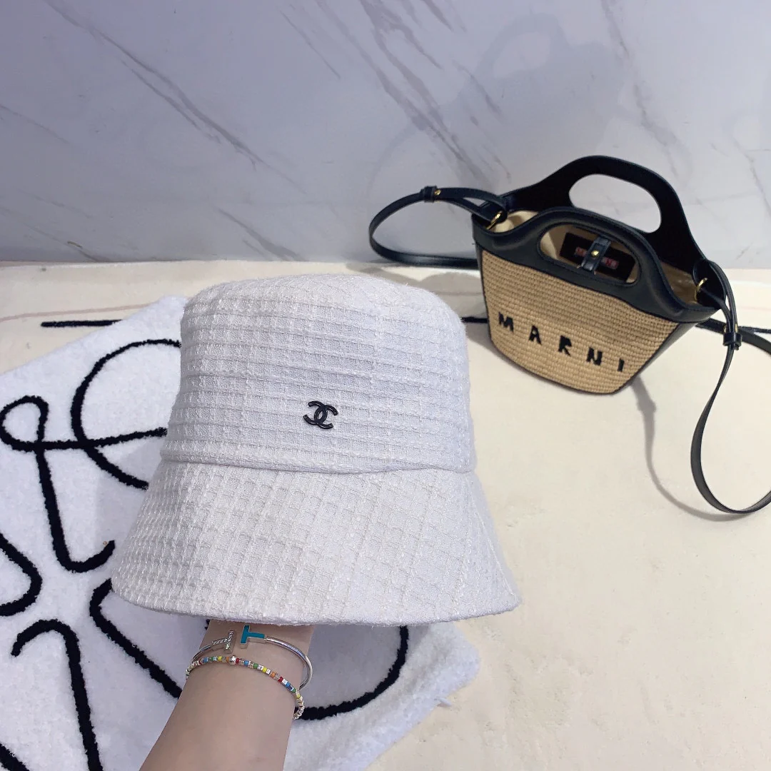 Новая коллекция Chanel ?Ранняя осень 2023? — клетчатая рыбацкая шляпа.