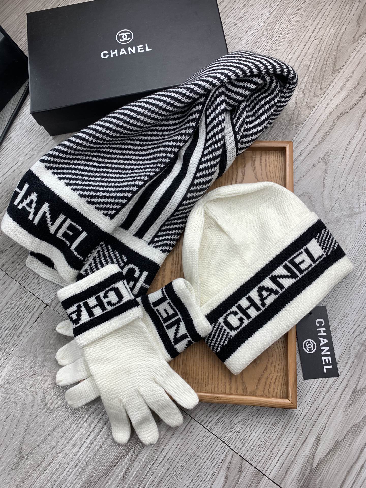 Chanel - Вязаный шерстяной комплект - шапка, шарф и перчатки, 3 предмета - Белый - 1