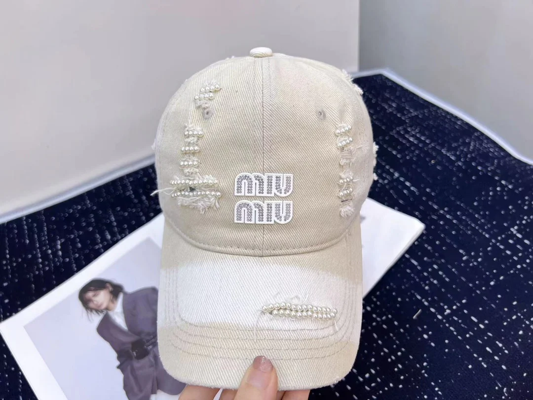 Miu Miu - Новая прочная бейсболка с перламутровой отделкой, сшитая вручную.