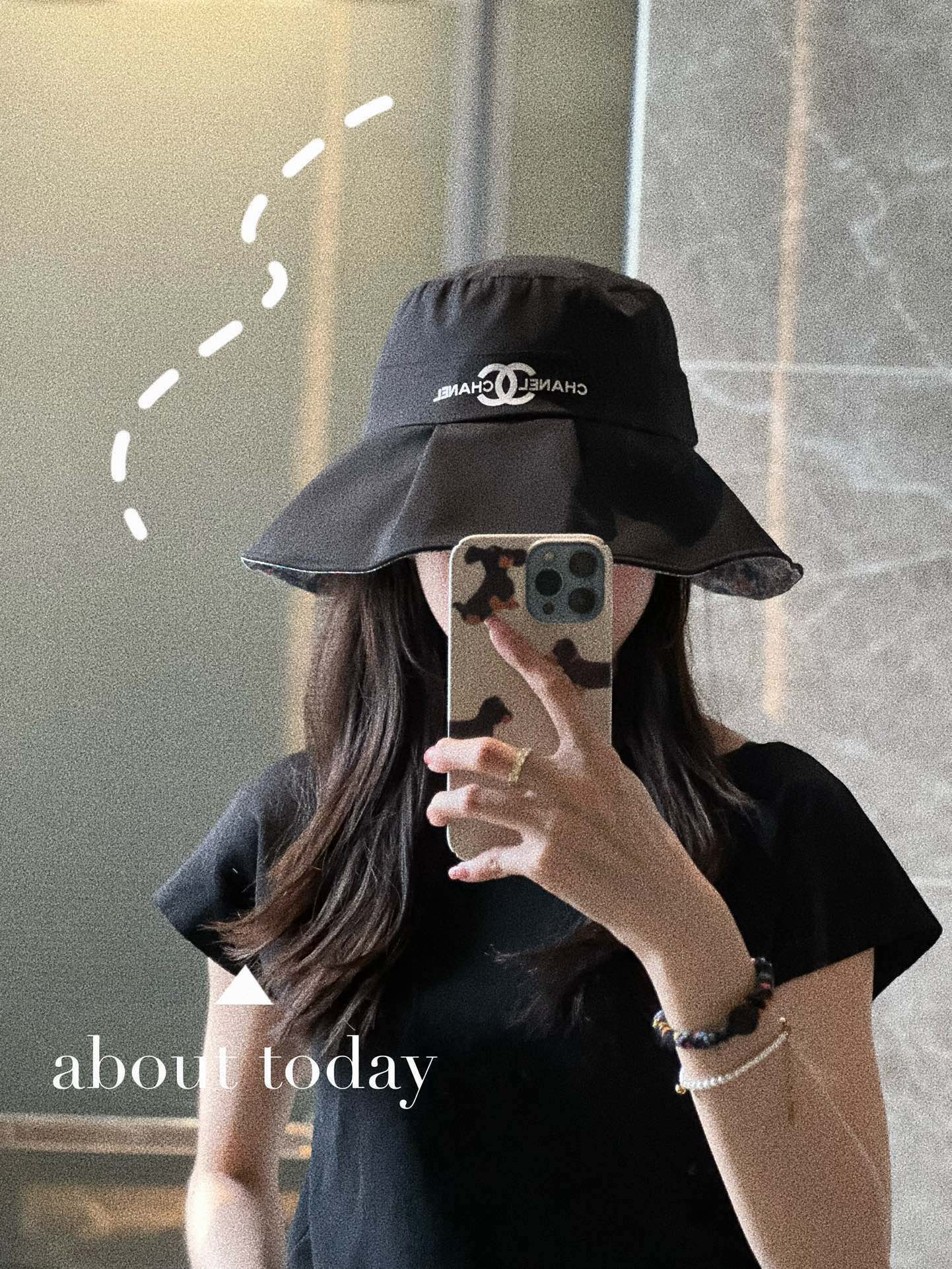 Новинка сезона весна/лето 2023 от Chanel - Рыбацкая шляпа в курортном стиле с цветочным принтом - Черная