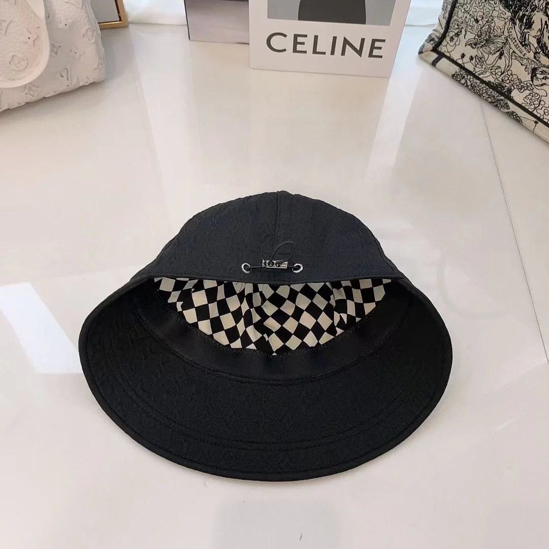 Бейсболка LV с рельефным рисунком