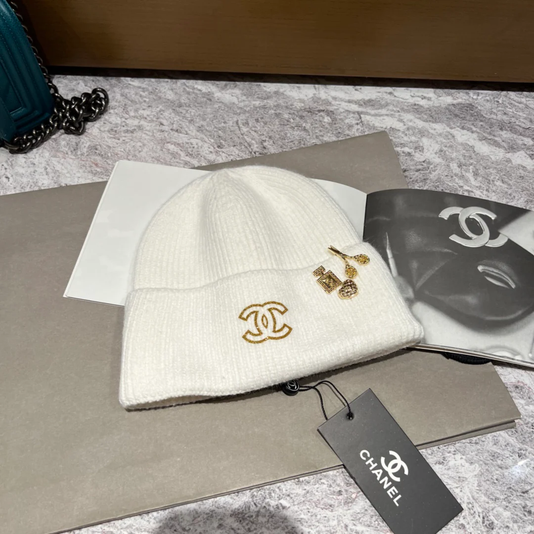 Вязаная шапка Chanel с украшениями