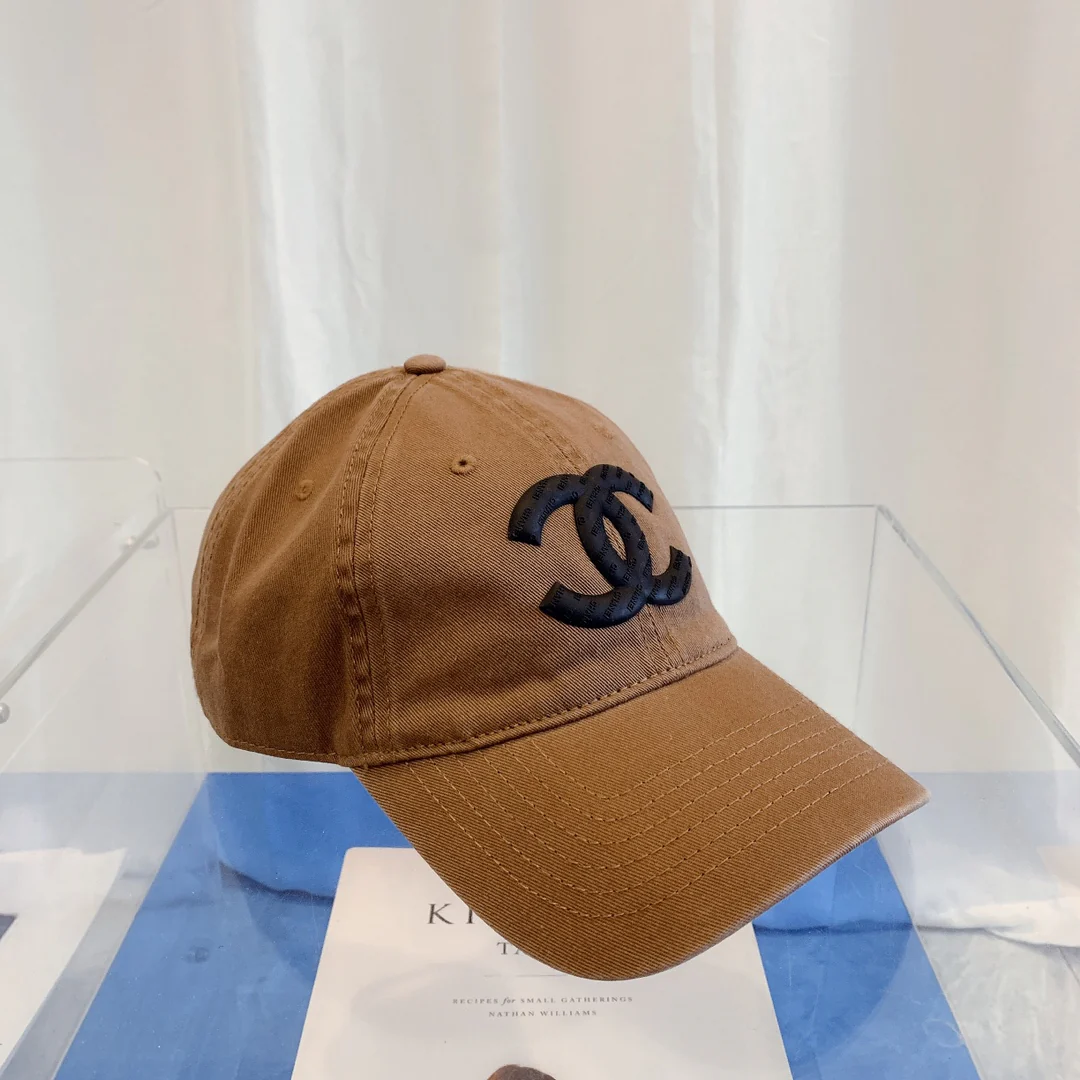 Бейсболка Chanel из осенне-зимней коллекции - 1