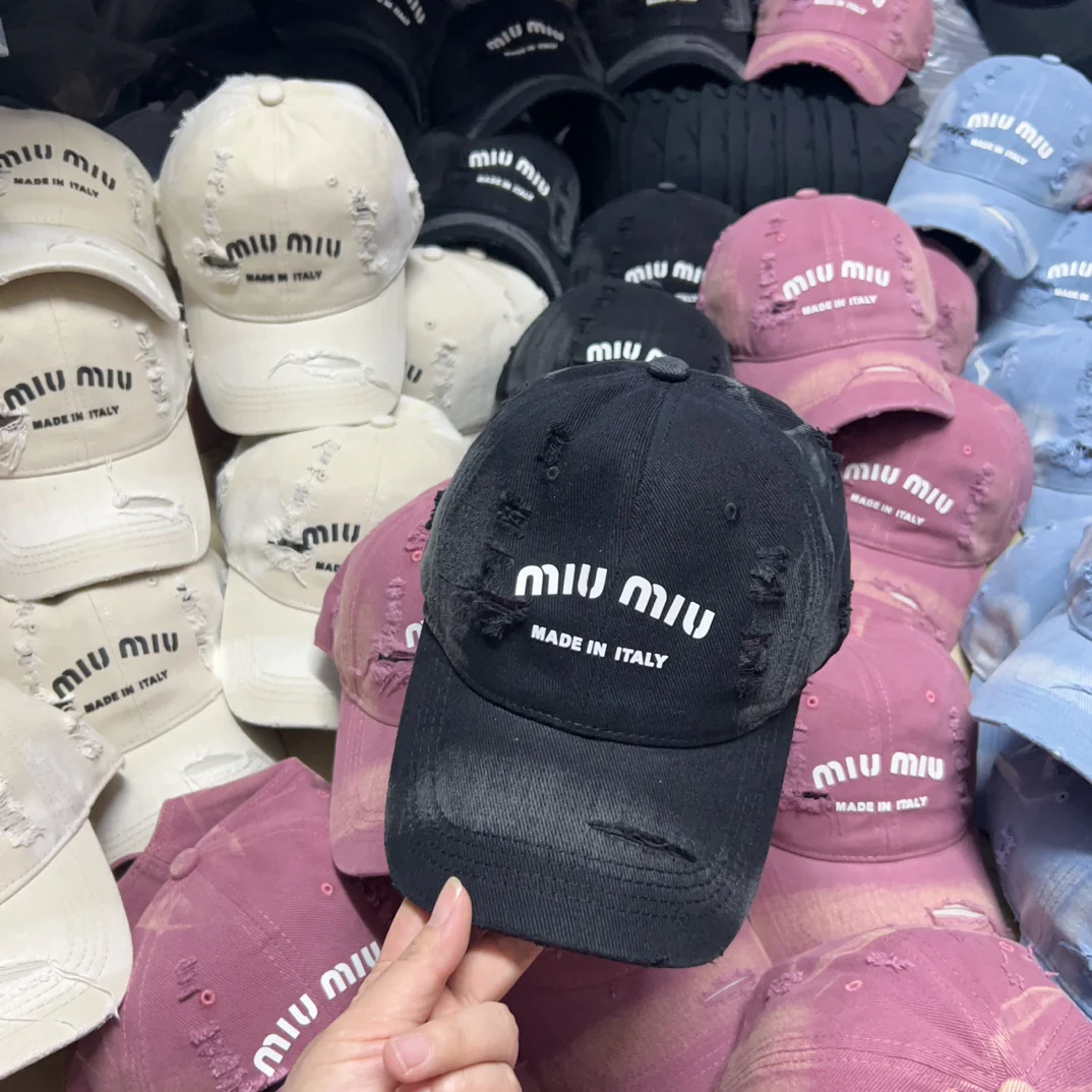 Новая рваная минималистичная бейсболка Miu Miu весна/лето 2024