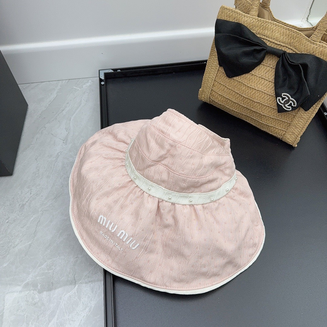Miu Miu - Элегантная солнцезащитная шляпа с жемчужным принтом и солнцезащитным кремом.