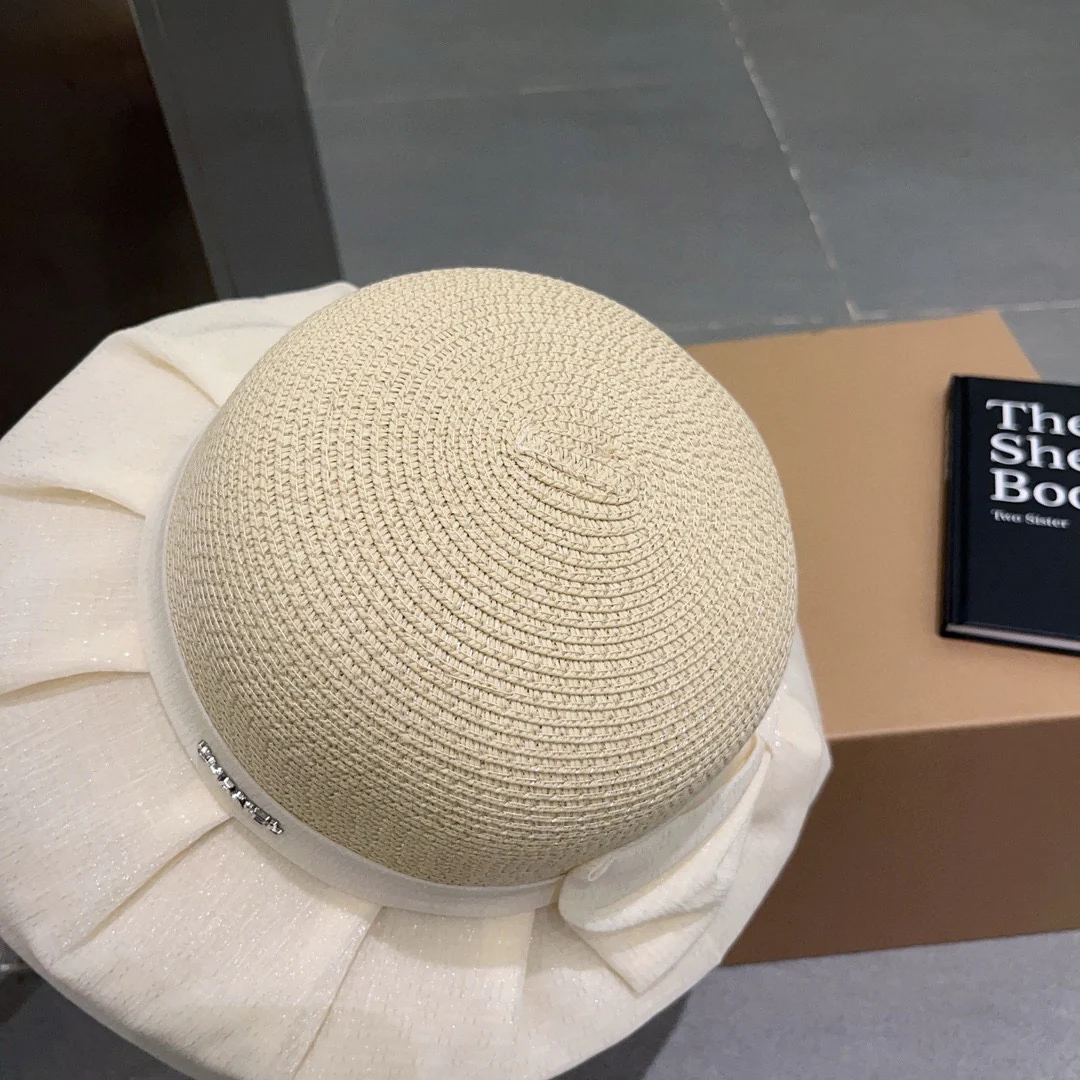 Плиссированная шляпа из органзы Chanel - белая.