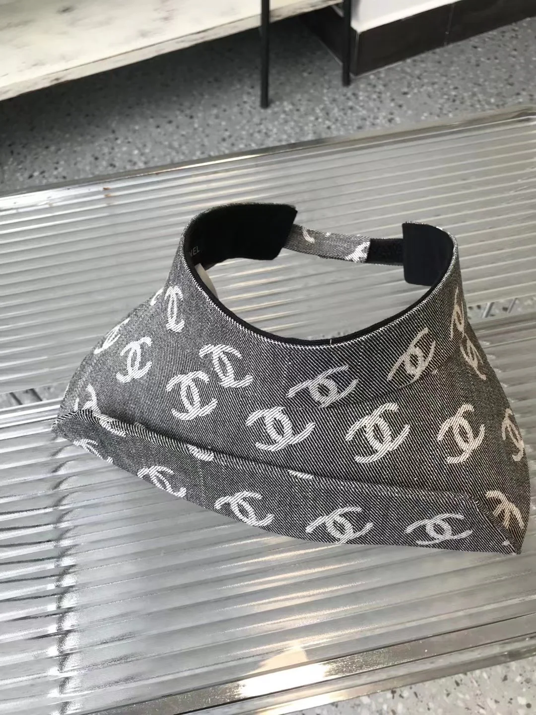 Новинка сезона весна/лето 2023 от Chanel - Солнцезащитная шляпа с открытым верхом - 1