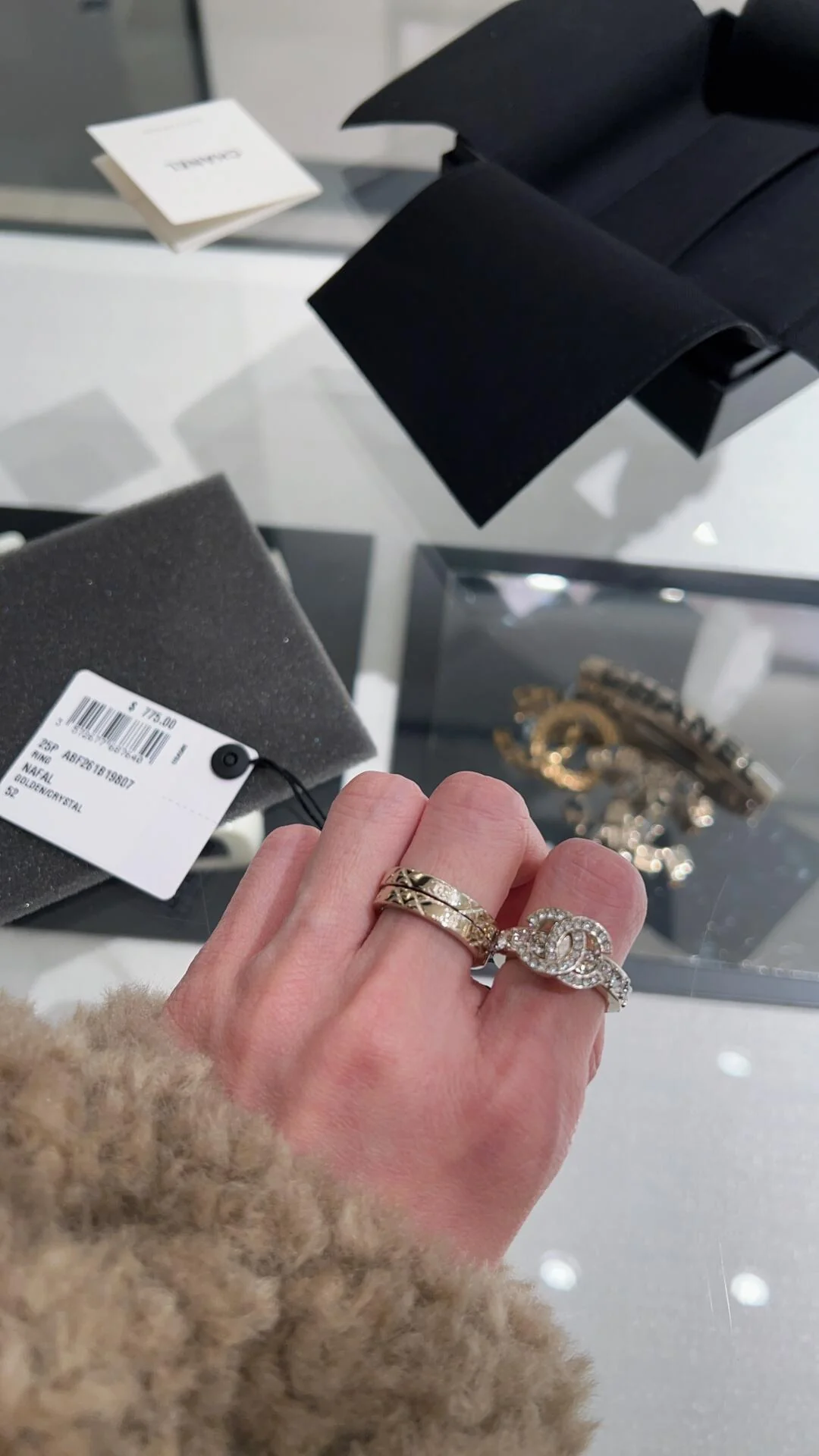 Набор из трех колец Chanel за 25 пенсов — множество вариантов ношения.