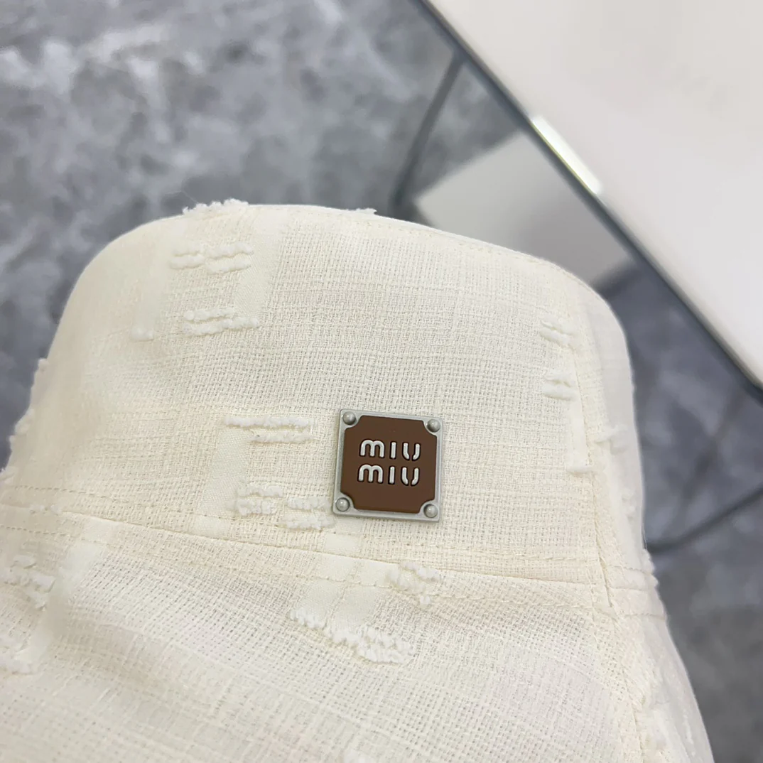 Новая минималистичная рыбацкая шляпа Miu Miu 2024 года с рваными элементами — белая.