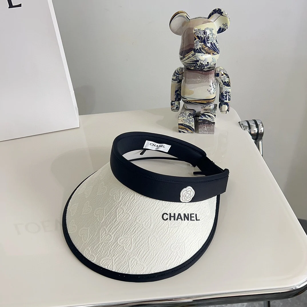 Новая летняя солнцезащитная шляпа Chanel 2024 с цветочным принтом и сердечком - белая.