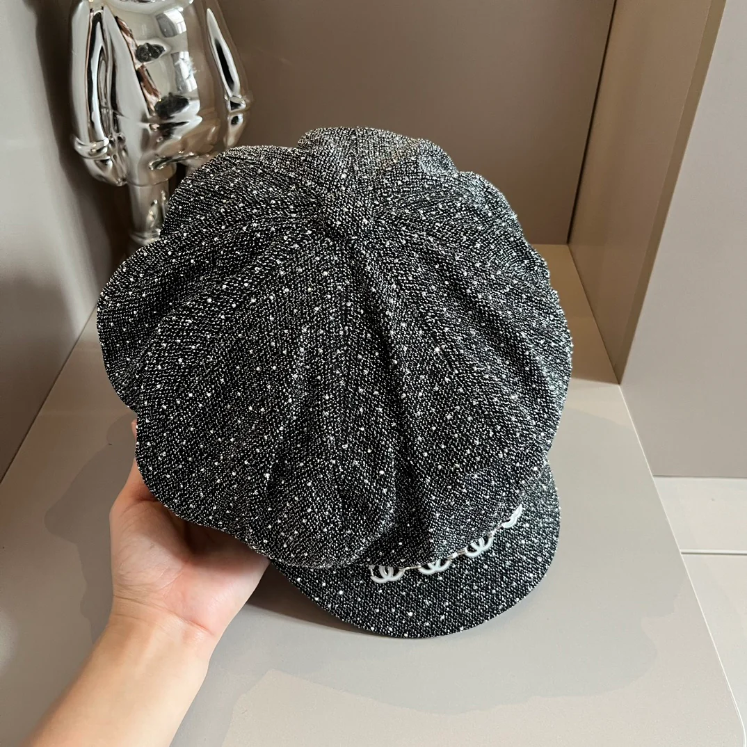 Новая коллекция Chanel весна/осень: шляпа художника с двойной буквой С и блестками, серая.