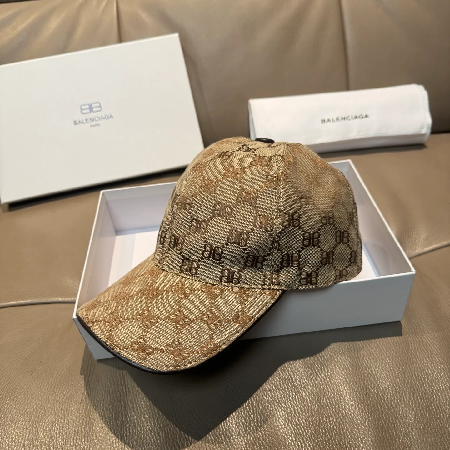 Бейсболка Balenciaga с двойной буквой B по всей поверхности.