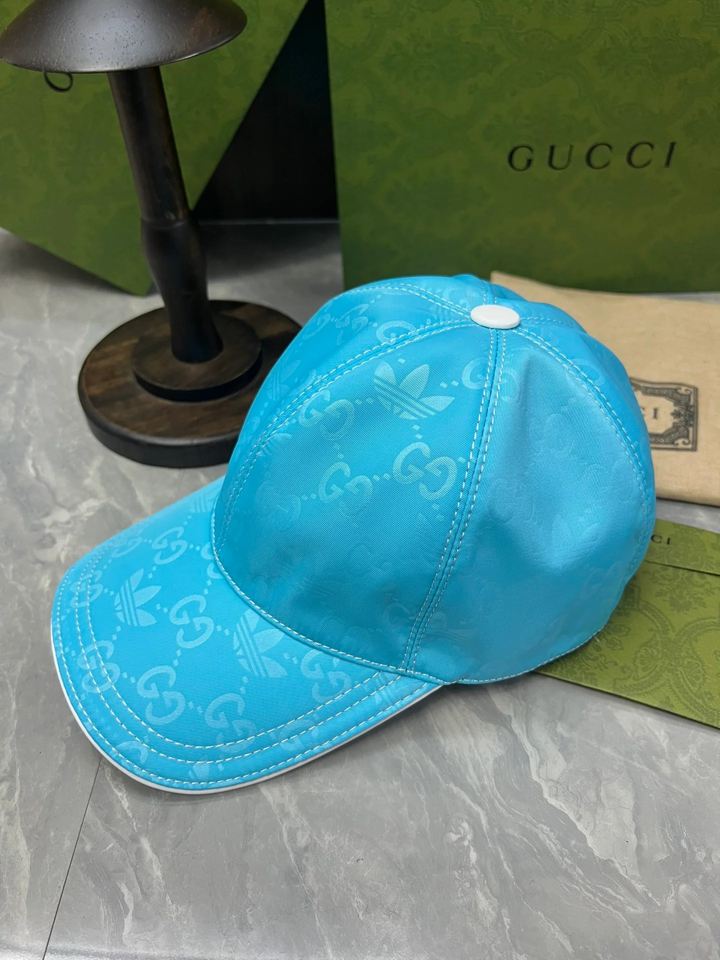 Водонепроницаемая бейсболка с монограммой от Gucci (коллаборация) - синяя.