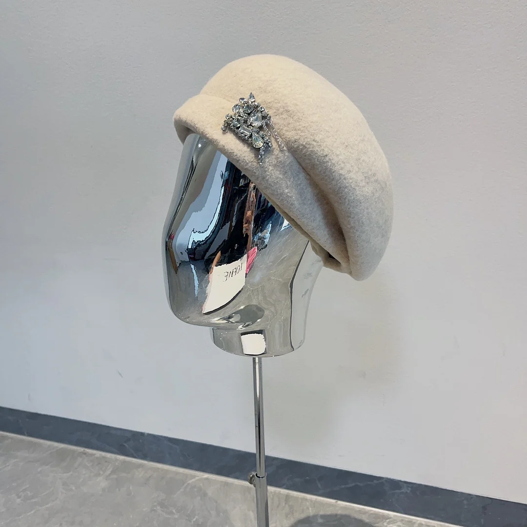 Новый шерстяной берет Burberry с стразами, осень/зима - белый.