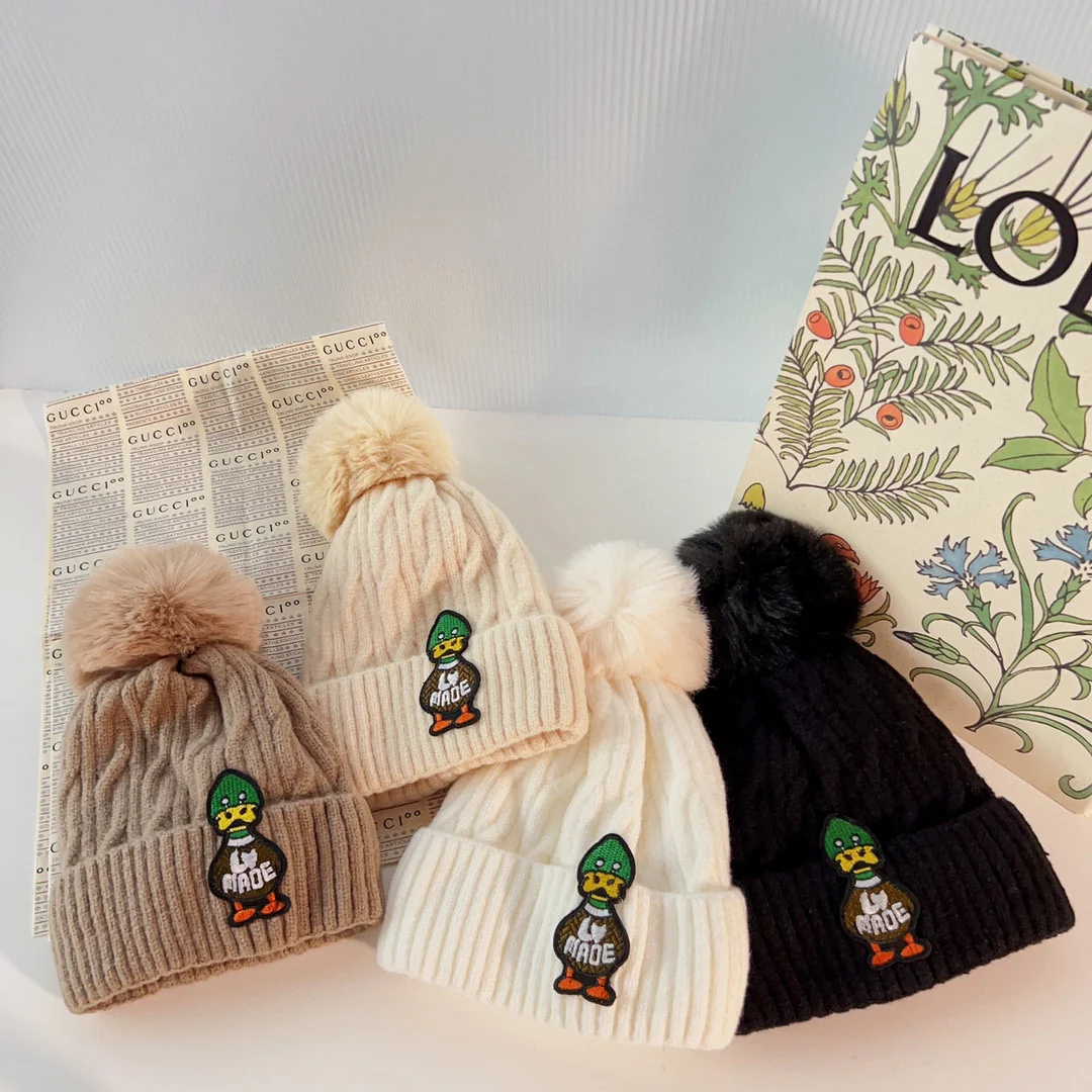 LV - Вязаная шапка-бини с помпоном в виде уточки - белая