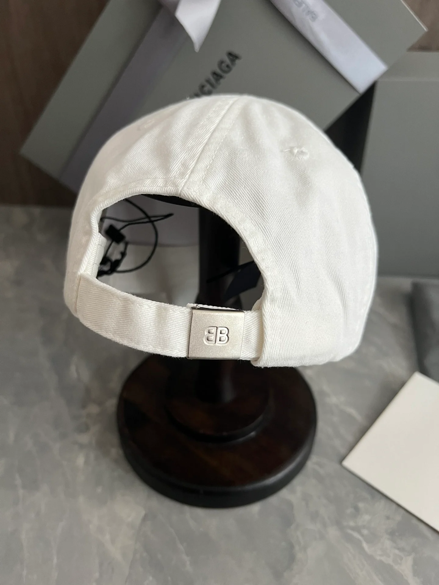 Бейсболка Balenciaga City Collection в винтажном стиле с эффектом потертости - белая