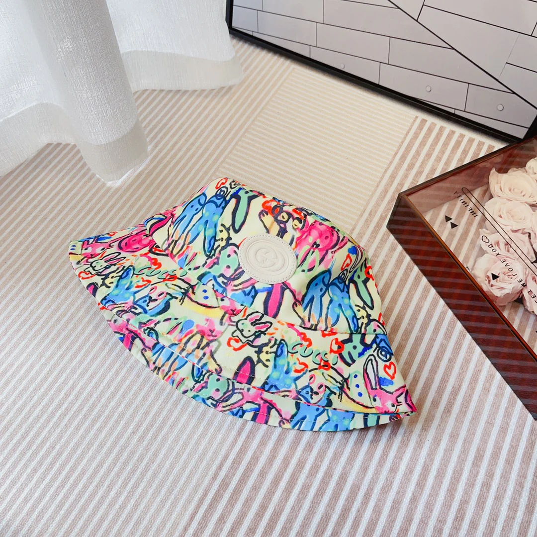 Новинка сезона весна/лето 2023 от Gucci - Панама в стиле граффити.