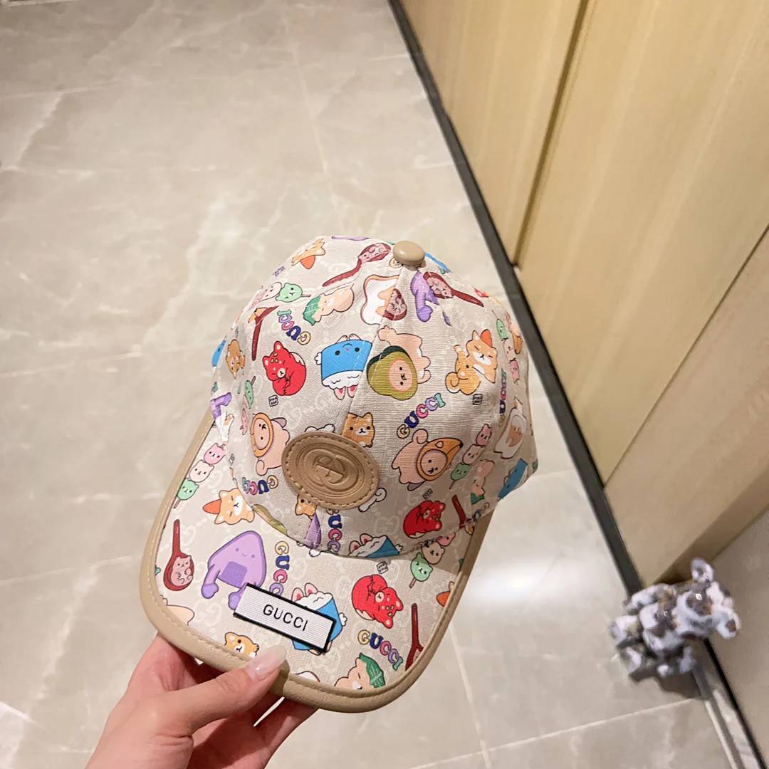 Новинка сезона весна/лето 2023 от Gucci - бейсболка с кожаной отделкой - белая.