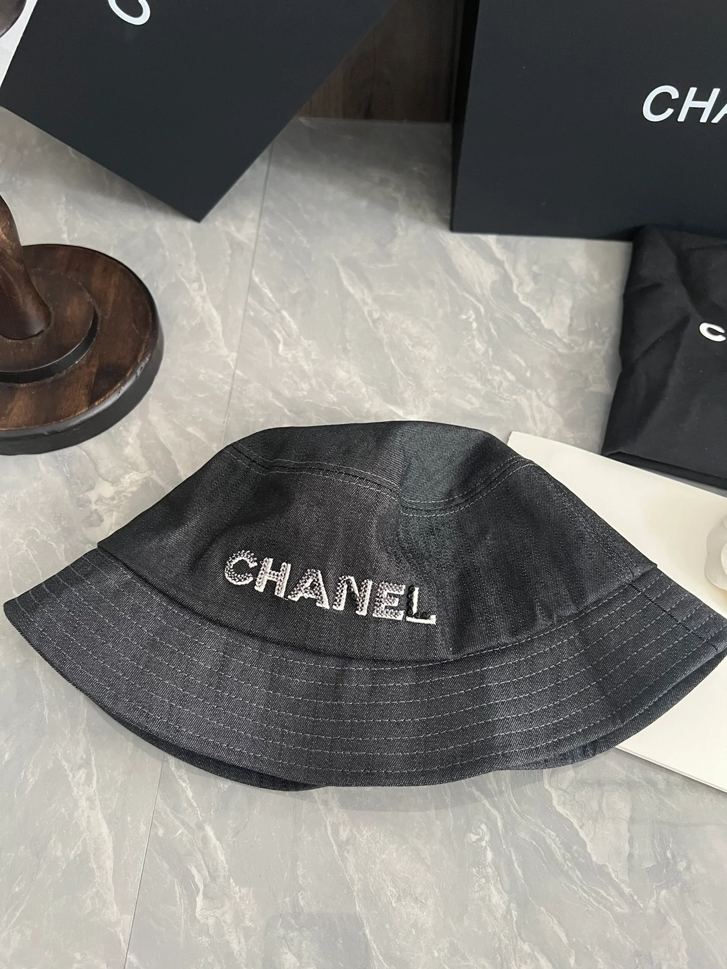 Ковбойская рыбацкая шляпа Chanel, расшитая пайетками, серая.