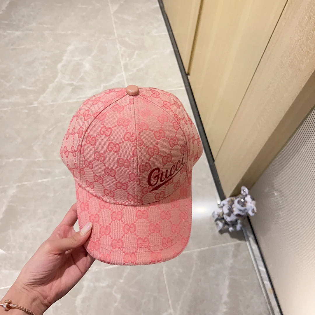 Новинка сезона весна/лето 2023 от Gucci - бейсболка с монограммой - розовая.