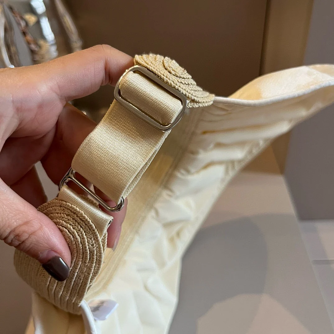 Солнцезащитная шляпа Chanel из атласа с перламутровым узором - белая.