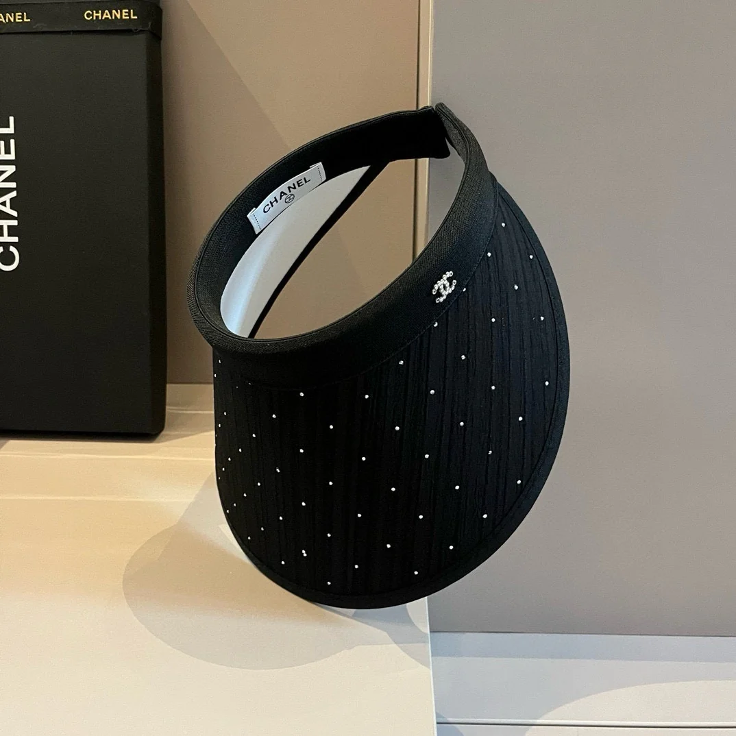 Минималистичная солнцезащитная шляпа Chanel с мелкими бриллиантами - черная