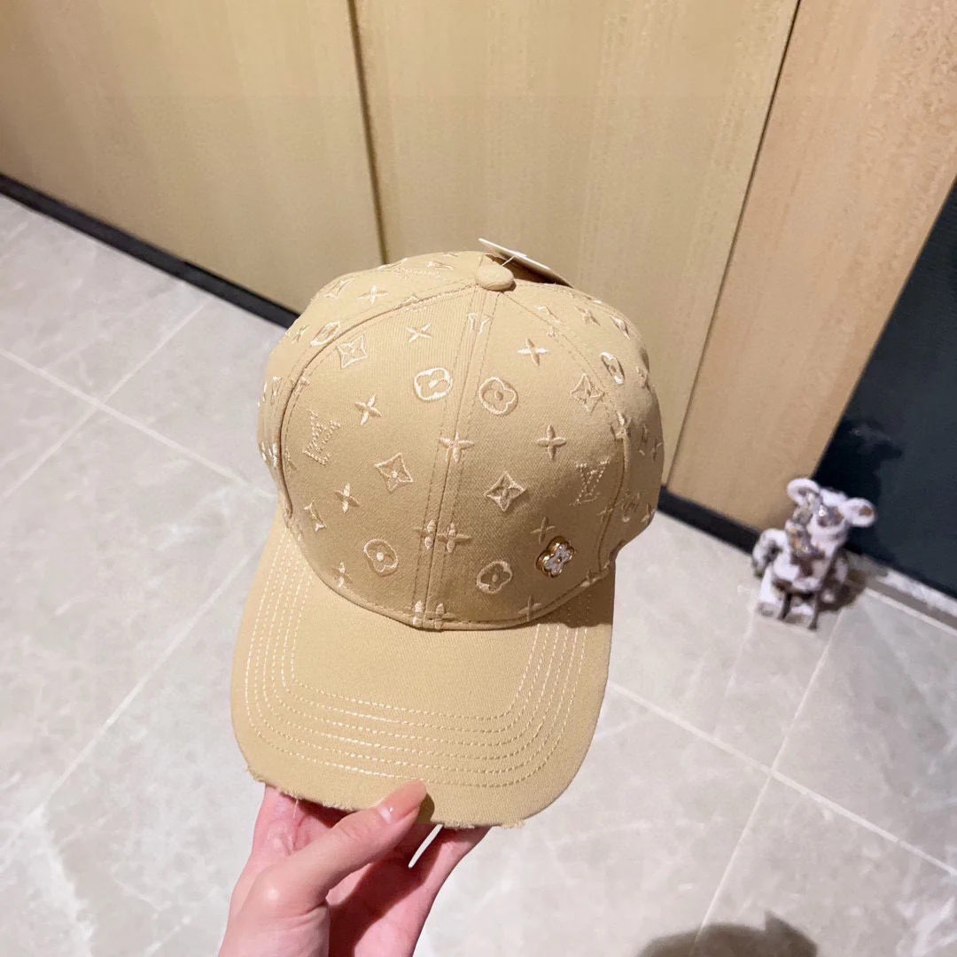 Новинка сезона весна/лето 2023 от LV - бейсболка с вышивкой - абрикосовый цвет.