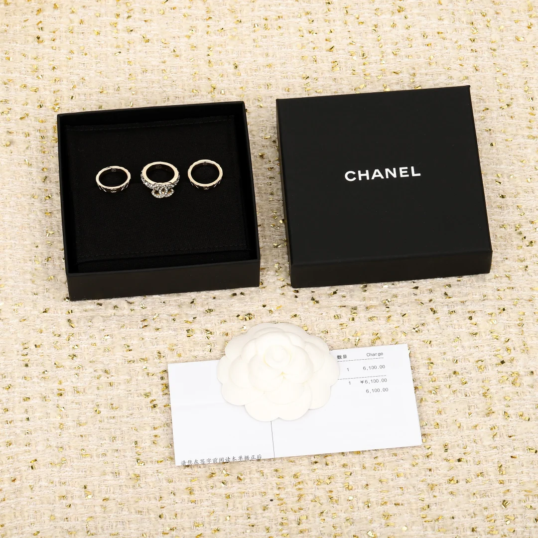 Набор из трех колец Chanel за 25 пенсов — множество вариантов ношения.