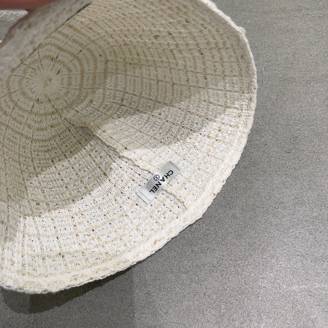 Новинка осенне-зимней коллекции Chanel: элегантная белая вязаная рыбацкая шапка.