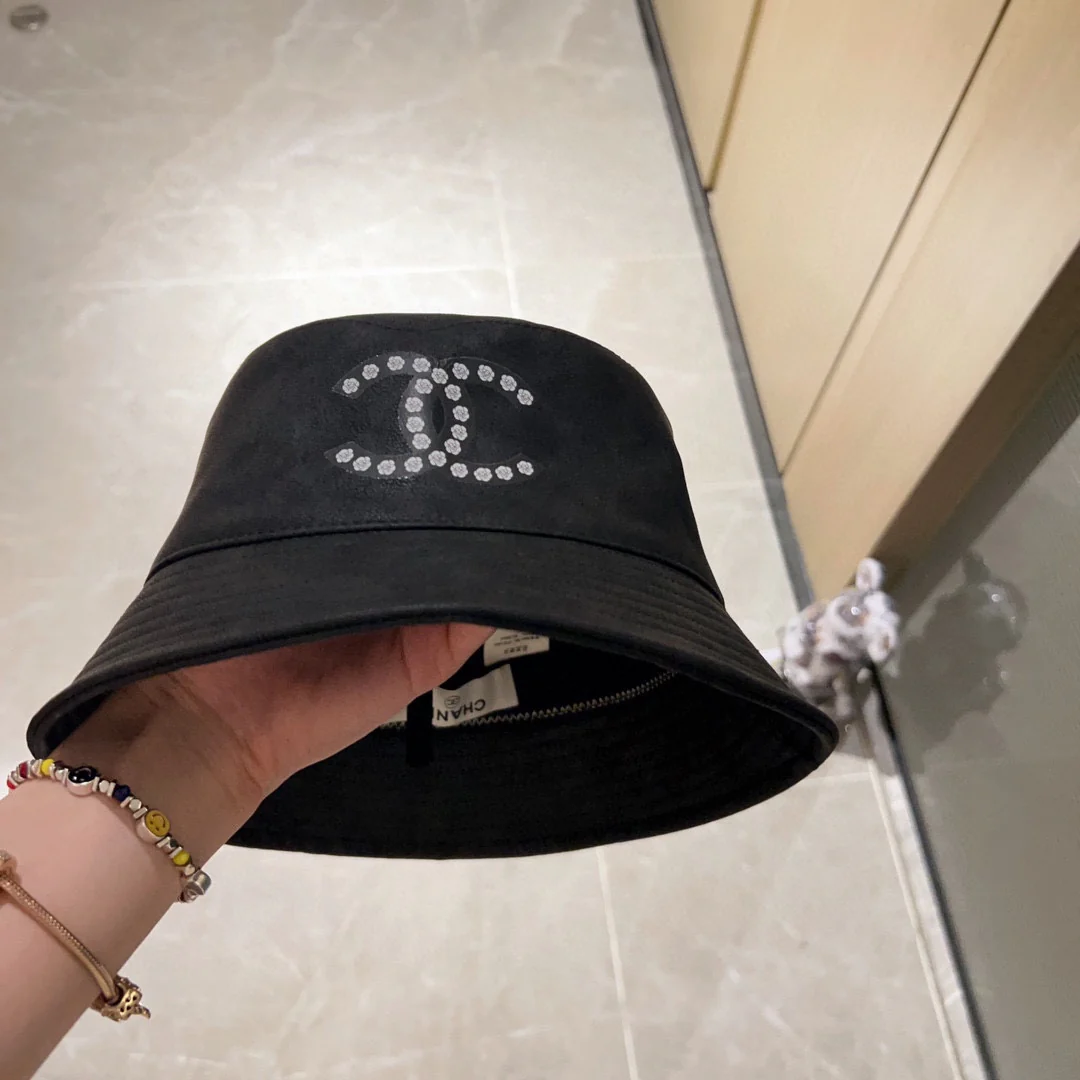 Новая кожаная рыбацкая шляпа Chanel из коллекции Pre-Fall 2023 — черная.