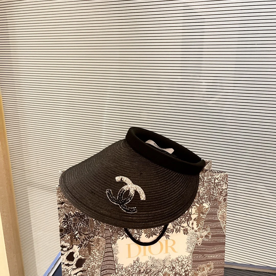 Солнцезащитная шляпа Chanel с логотипом, украшенным пайетками